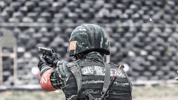 美团外卖黄马甲送餐途中成连云港路霸