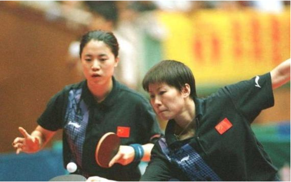 5-这场悉尼奥运会对韩国队的双打半决赛，让李菊（图右）永远难忘。.png
