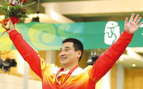 邱健在北京奧運會領獎後向觀眾致意.png
